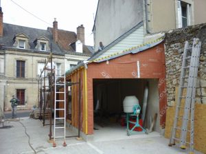 Rénovation énergétique globale d'une maison classée en centre ville de VENDOME (41), changement des menuiseries, réfection des planchers, pose de lamellé collé, isolation des sols, des murs, de la toiture, agencement conforme aux normes PMR.